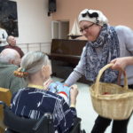 Пасхальное поздравление в доме престарелых в Антавиляй