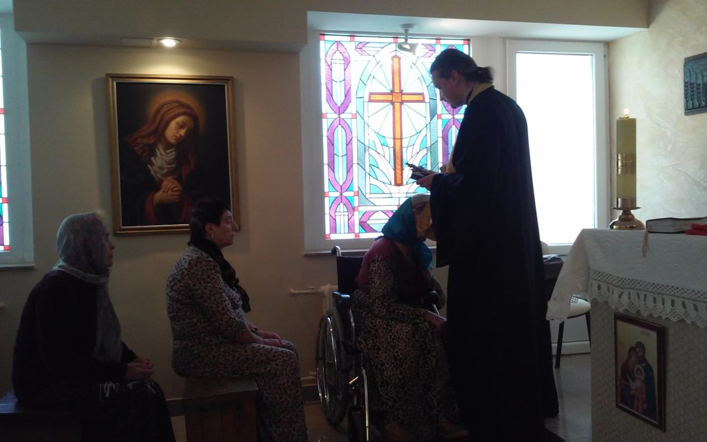 Молебен в доме престарелых Antavilui pensionate