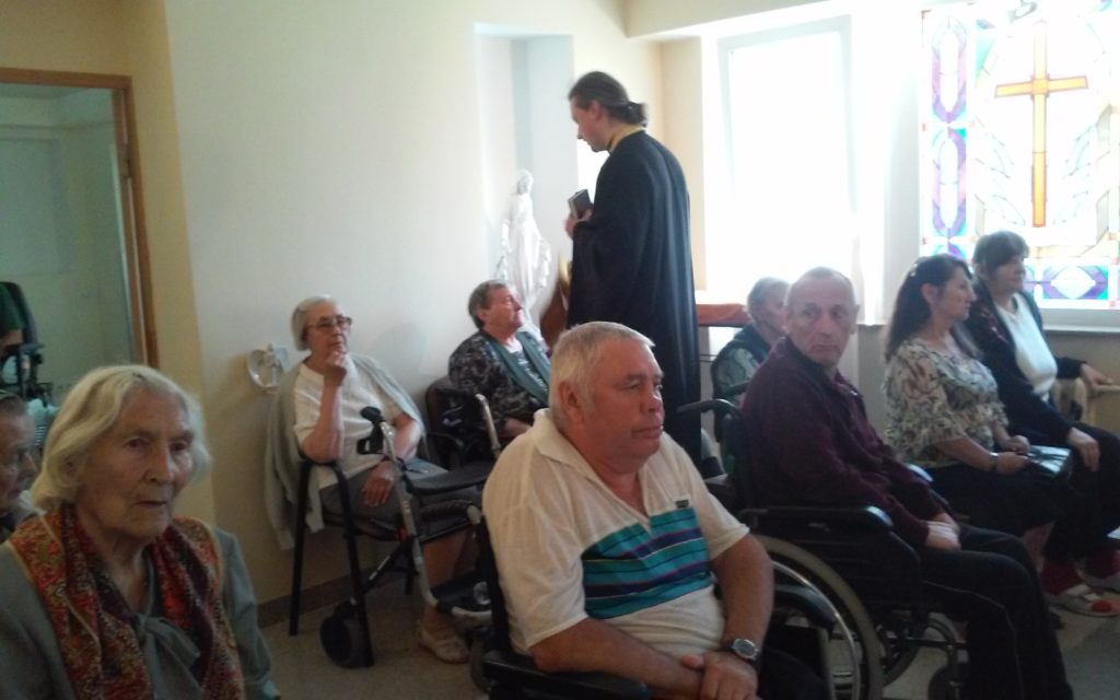 Молебен в доме престарелых Antavilui pensionate