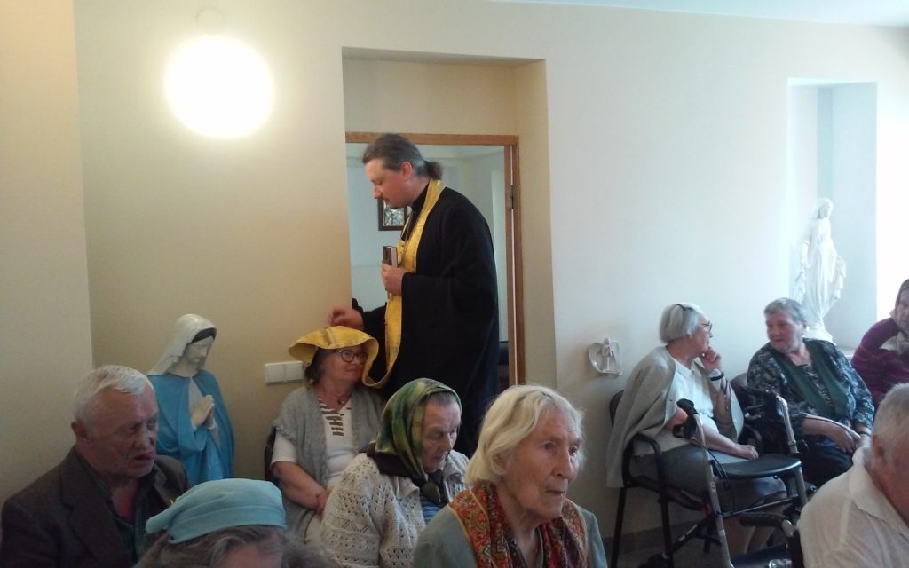 Молебен в доме престарелых Antavilui pensionate