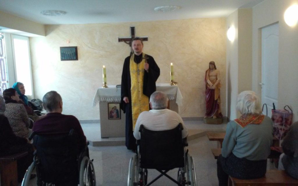 Молебен в доме престарелых Antavilui pensionate