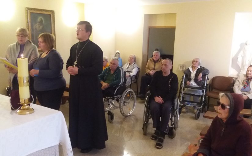 Обедница в доме престарелых в Антавиляй