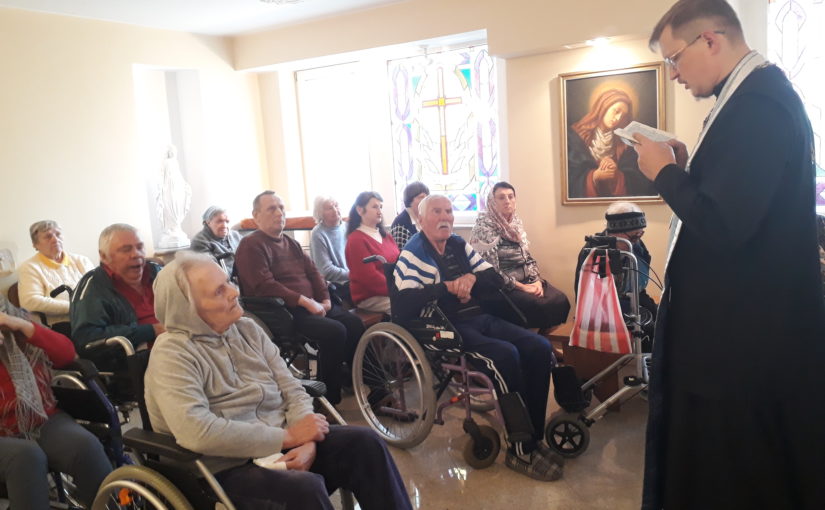 Молебен в доме престарелых в Антавиляй