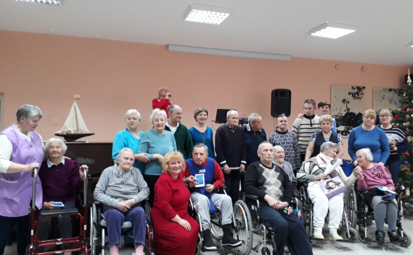 Праздничный концерт в доме престарелых в Антавиляй