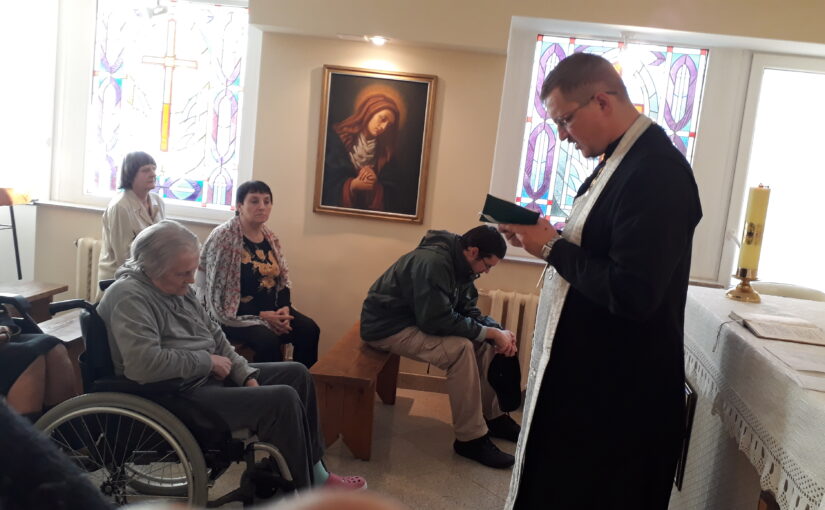 Молебен в доме престарелых в Антавиляй