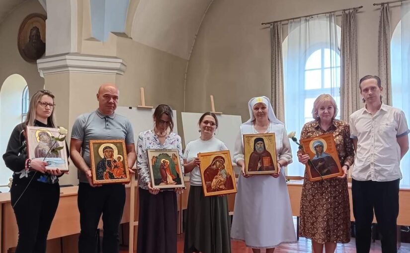 Защита дипломных работ выпускников курса иконописи Института Православного Образования и Воспитания на отделении церковных художеств.